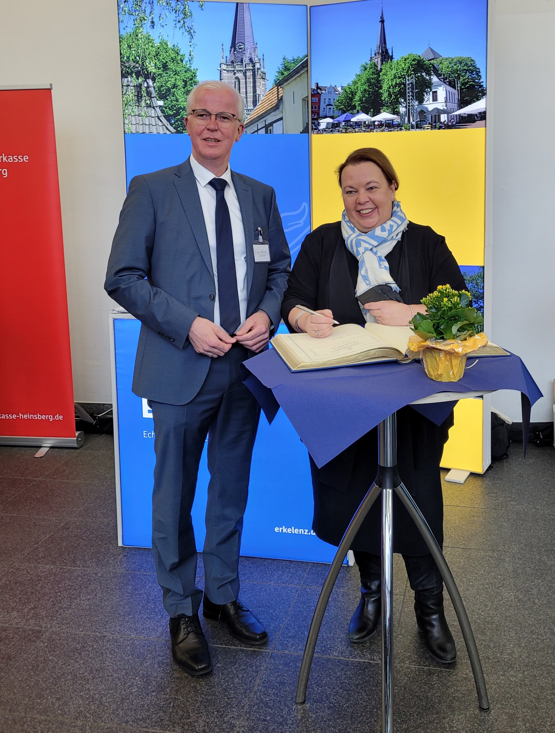 Die NRW Landwirtschaftsministerin trägt sich ins goldene Buch der Stadt Erkelenz ein