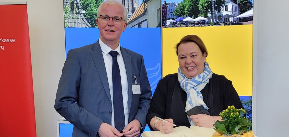 Die NRW Landwirtschaftsministerin trägt sich ins goldene Buch der Stadt Erkelenz ein