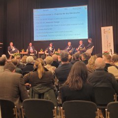 Podiumsdiskussion auf der Bühne der Stadthalle