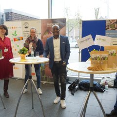 Ein Start-Up für nachhaltige Ernährung stellt seine Ideen im Foyer der Stadthalle vor.