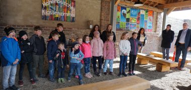 Gruppenbild von Kindern im offenen Klassenzimmer