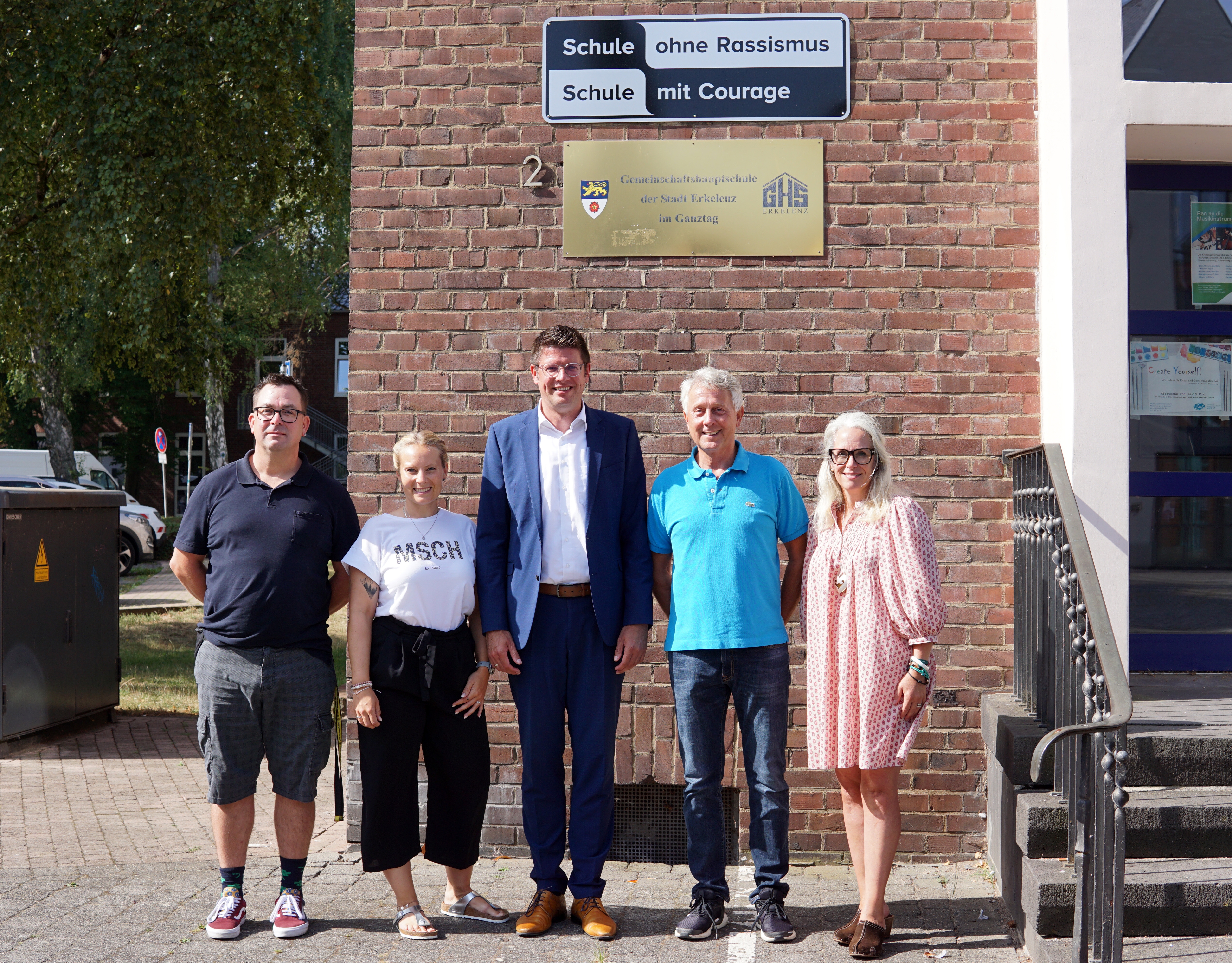 Gruppenfoto Bürgermeister Stephan Muckel mit Team Gedenkstättenfahrt der Gemeinschaftshauptschule Erkelenz