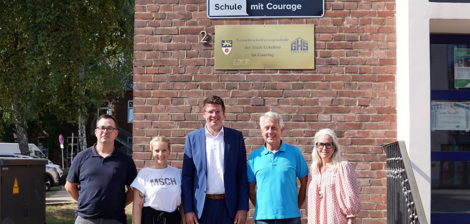 Gruppenfoto Bürgermeister Stephan Muckel mit Team Gedenkstättenfahrt der Gemeinschaftshauptschule Erkelenz