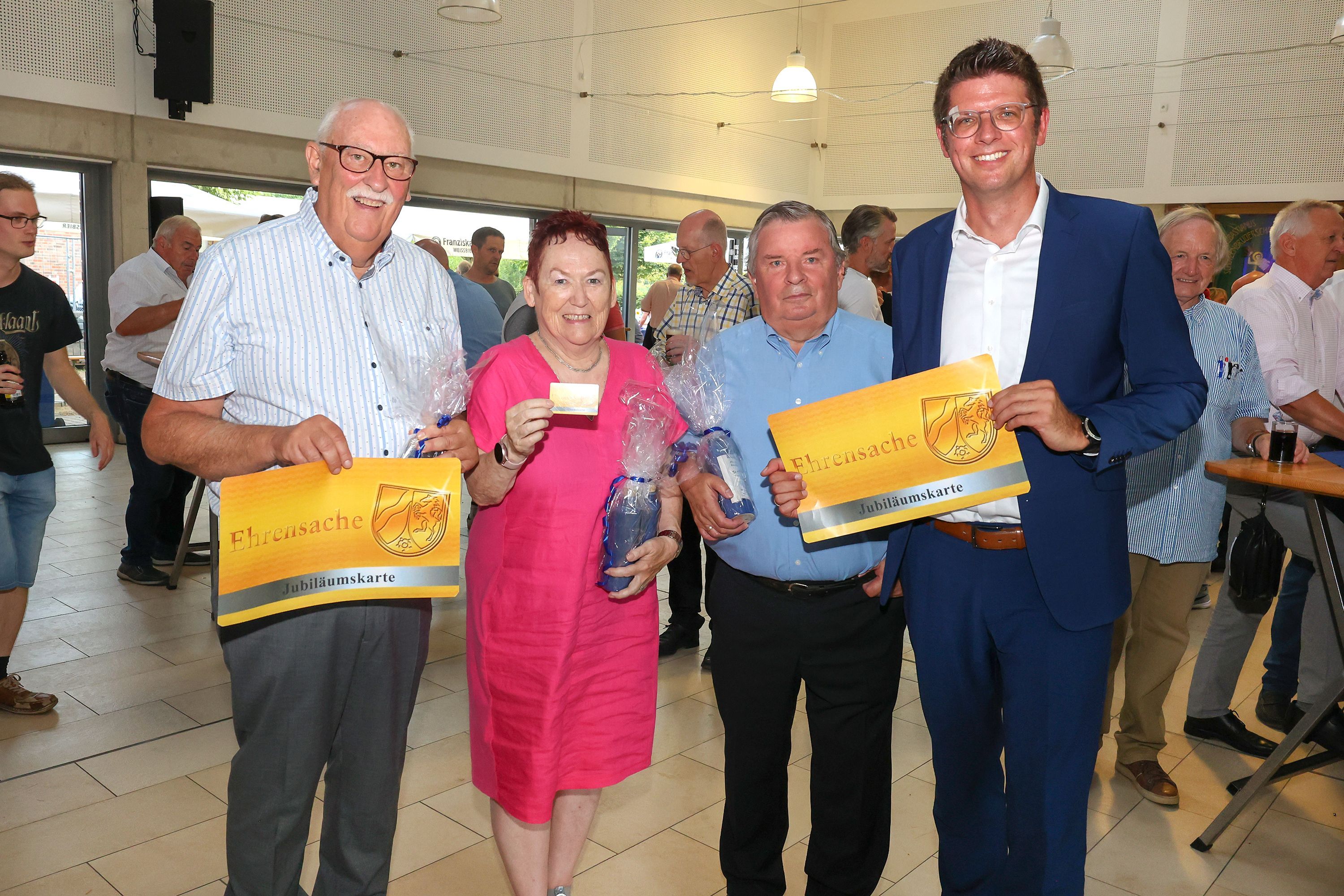 v.r.n.l.: Bürgermeister Stephan Muckel mit Theo Görtz, Rita Hündgen und Günter Wallrafen