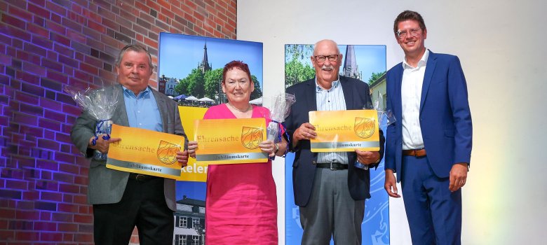 Jubiläumsehrenamtskarte überreicht von Bürgermeister Stephan Muckel an Theo Görtz, Rita Hündgen (in Vertretung für Günther Merkens) und Günter Wallrafen (v.l.n.r.)
