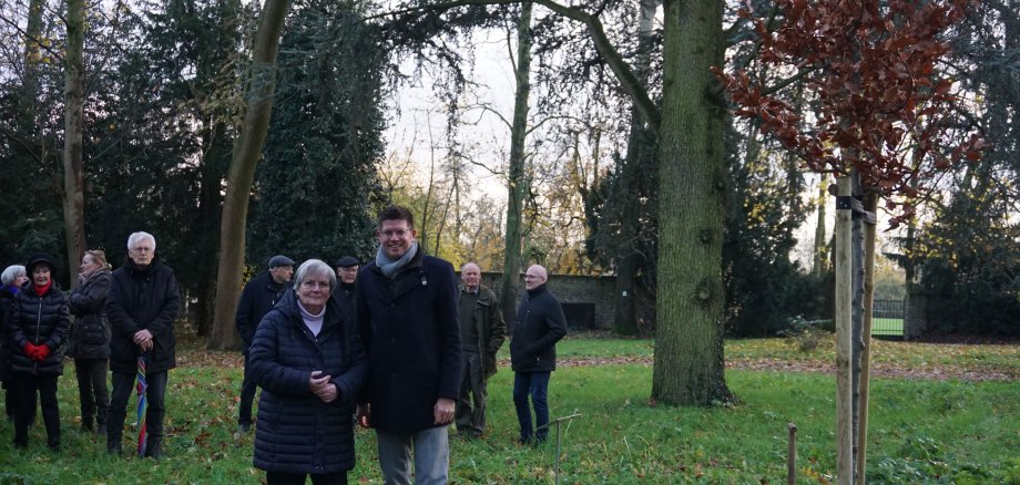 Bürgermeister Stephan Muckel und Helga Küppers zusammen mit Gästen bei der Pflanzaktion auf Haus Hohenbusch