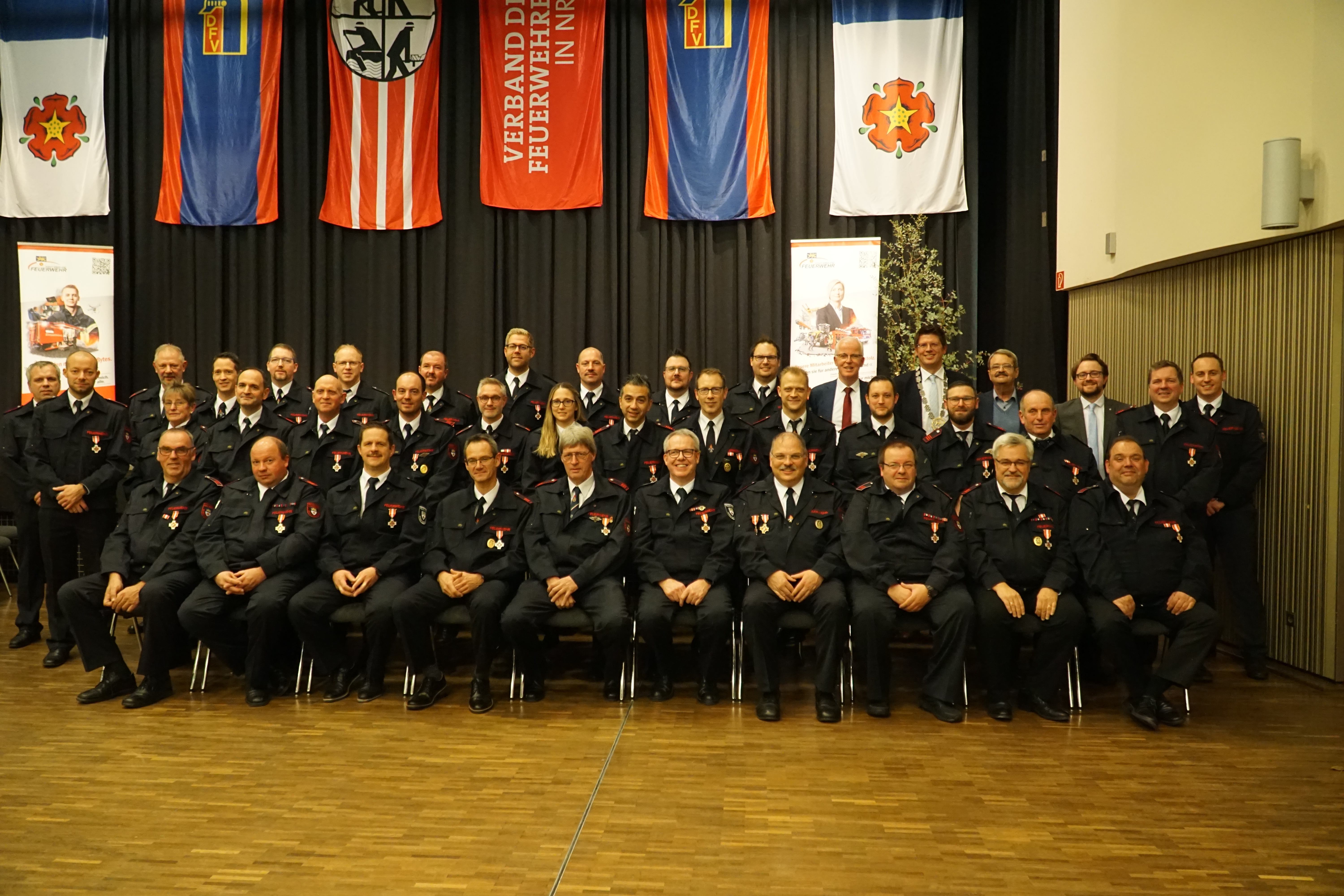 Gruppenfoto aller geehrten Feuerwehrkräfte
