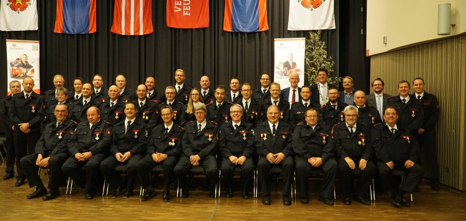 Gruppenfoto aller geehrten Feuerwehrkräfte