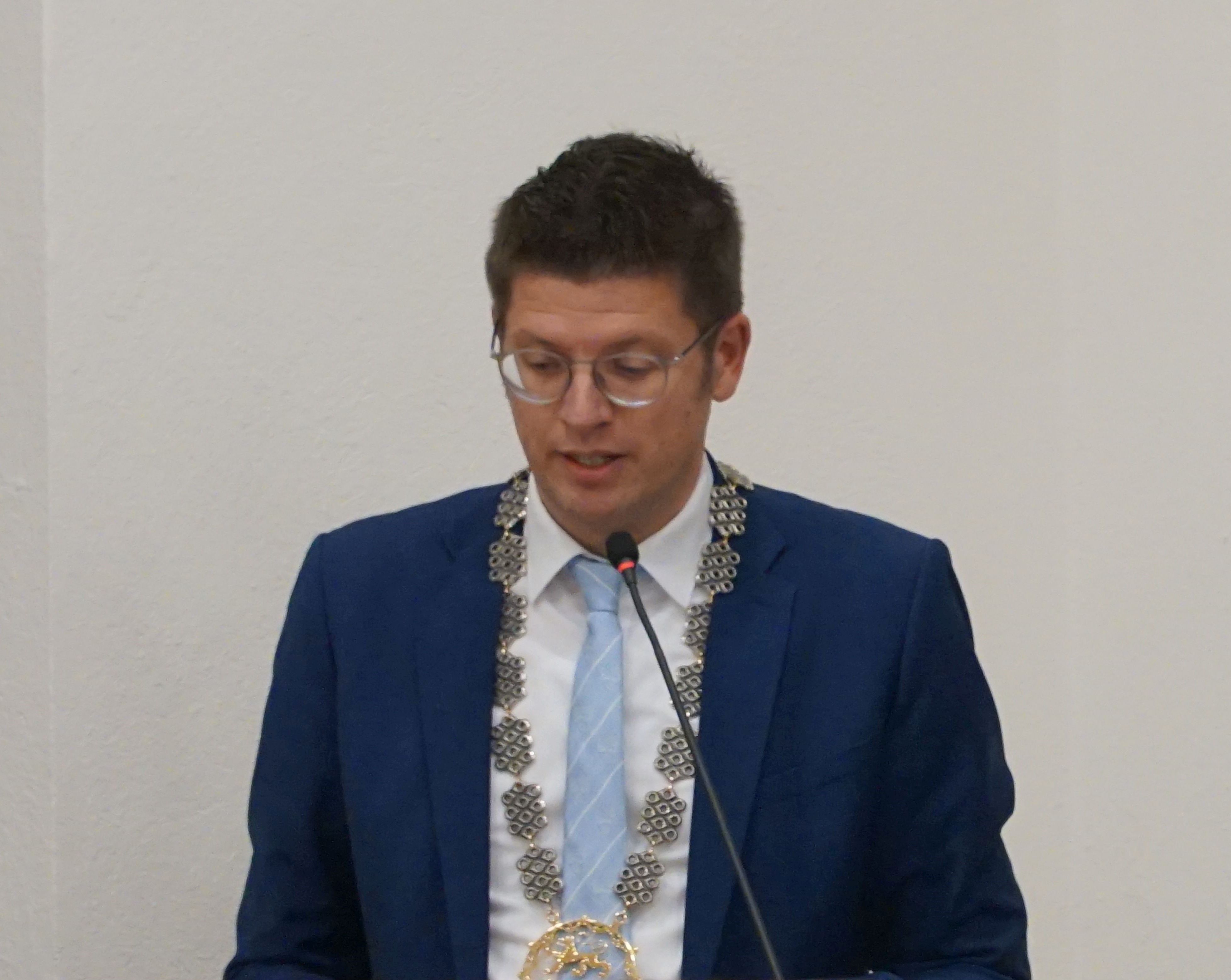 Bürgermeister Stephan Muckel am Rednerpult anl. des Schöffenessens im Alten Rathaus