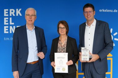 Dr. Hans-Heiner Gotzen, Erster Beigeordneter, Heike Arndt, Personalamtsleitung und Bürgermeister Stephan Muckel freuen sich über die Auszeichnung der Stadt Erkelenz als "TOP Arbeitgeber".
