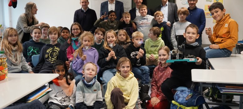 Gruppenfoto Umweltbildungsklasse und Bürgermeister