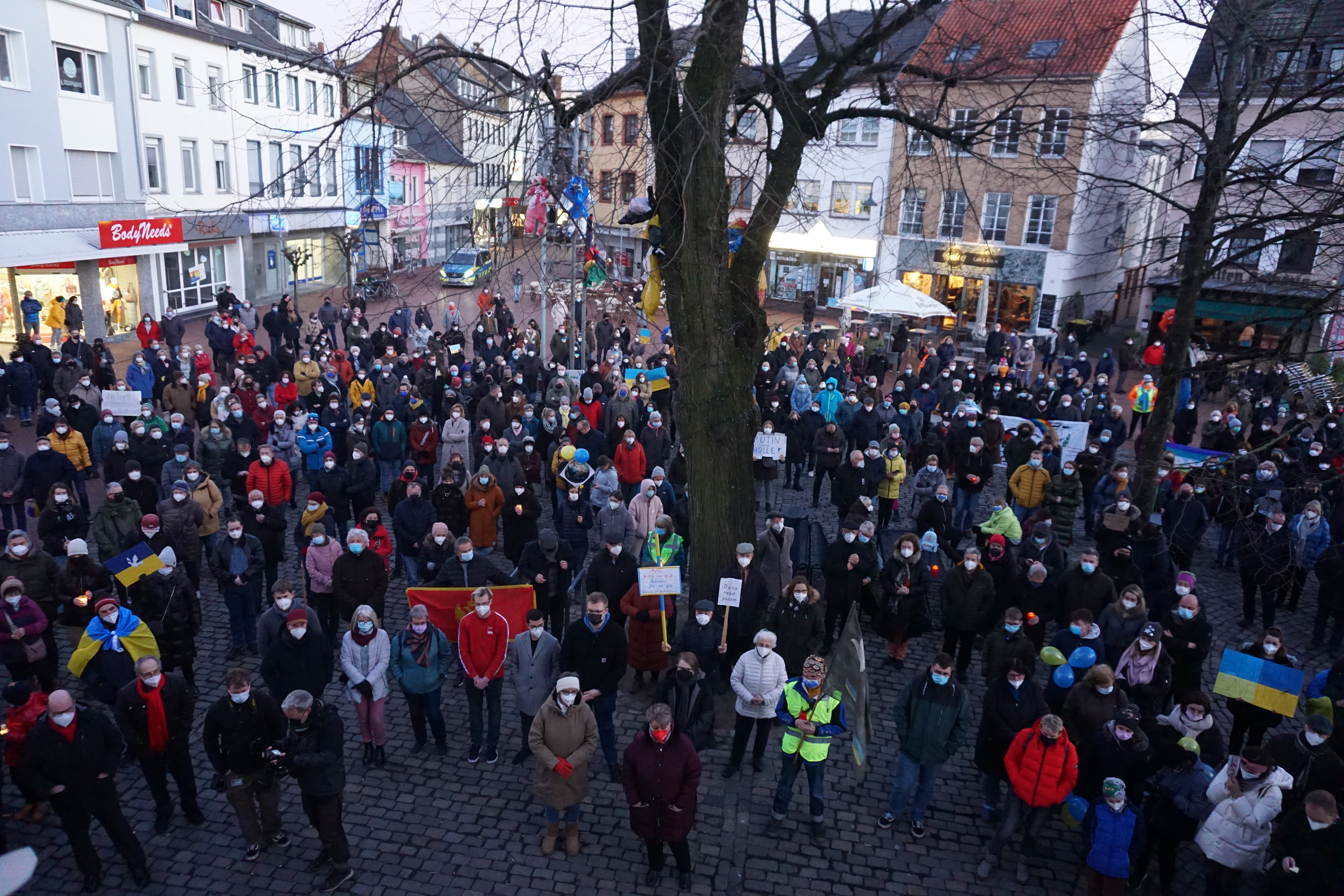 Über 500 Menschen auf dem Marktplatz zur Friedensdemo.