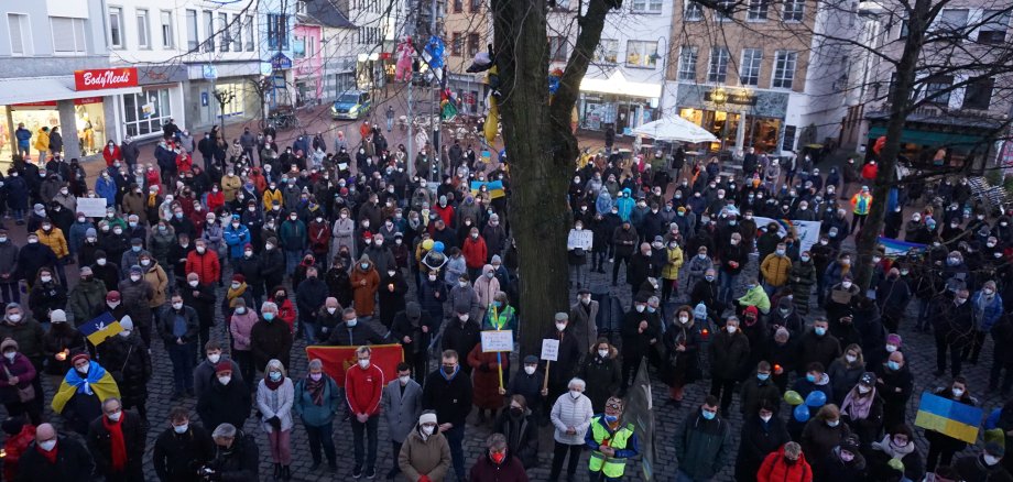 Über 500 Menschen auf dem Marktplatz zur Friedensdemo.