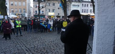 Stellvertretender Bürgermeister Peter London hält eine Rede.