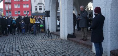 Erster Beigeordneter Dr. Gotzen hält eine Ansprache.