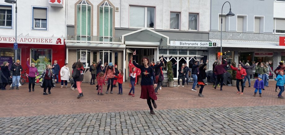 „One Billion Rising“ in Erkelenz – Tanzen für ein Ende der Gewalt gegen Frauen