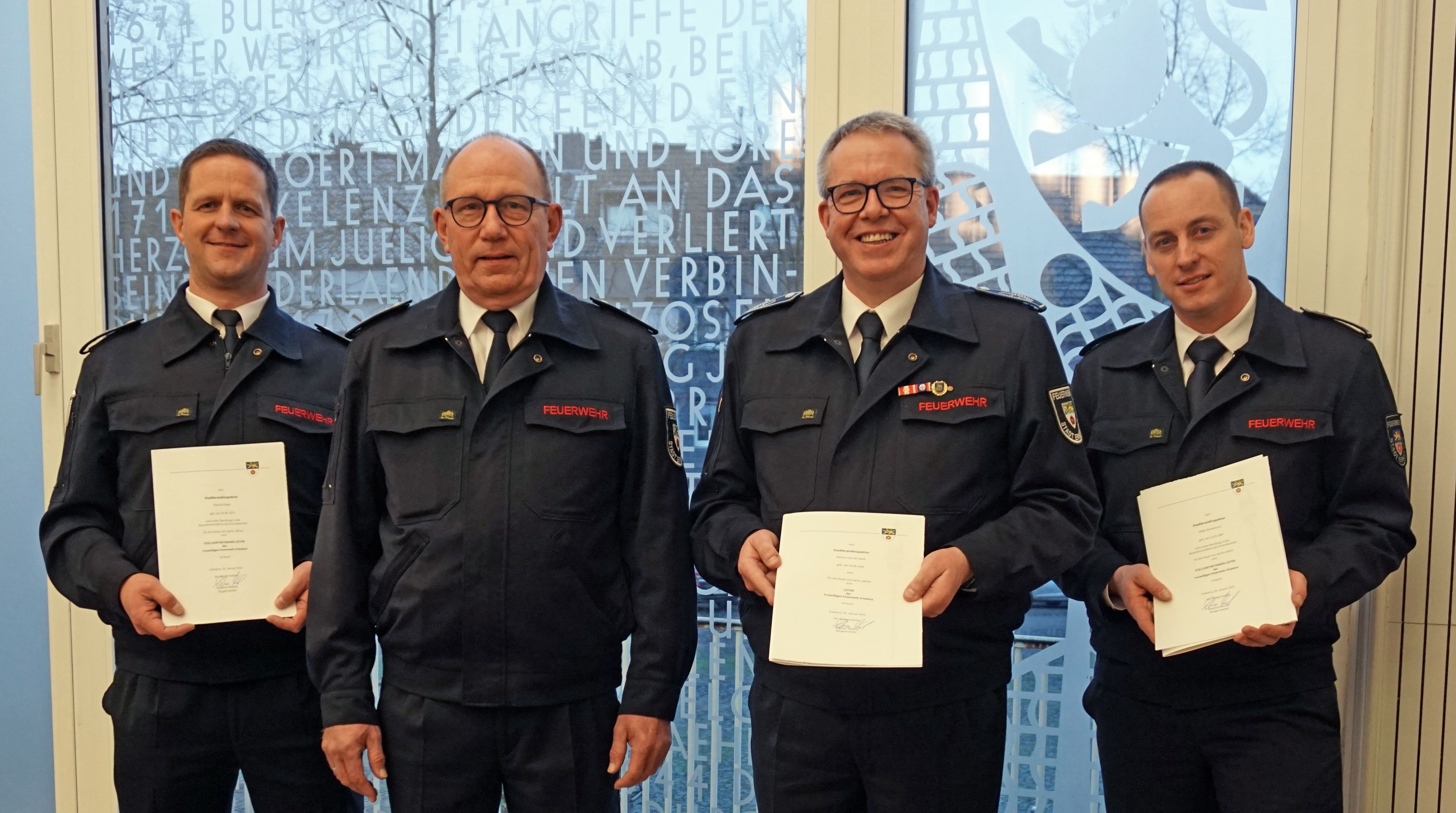 v.l.n.r.: Patrick Pistel, stellv. Leiter der Freiwilligen Feuerwehr, Klaus Peters, ehem. stellv. Leiter, Helmut van der Beek, Leiter der Freiwilligen Feuerwehr, Malte Ammernick, neu als stellv. Leiter in der Wehrleitung