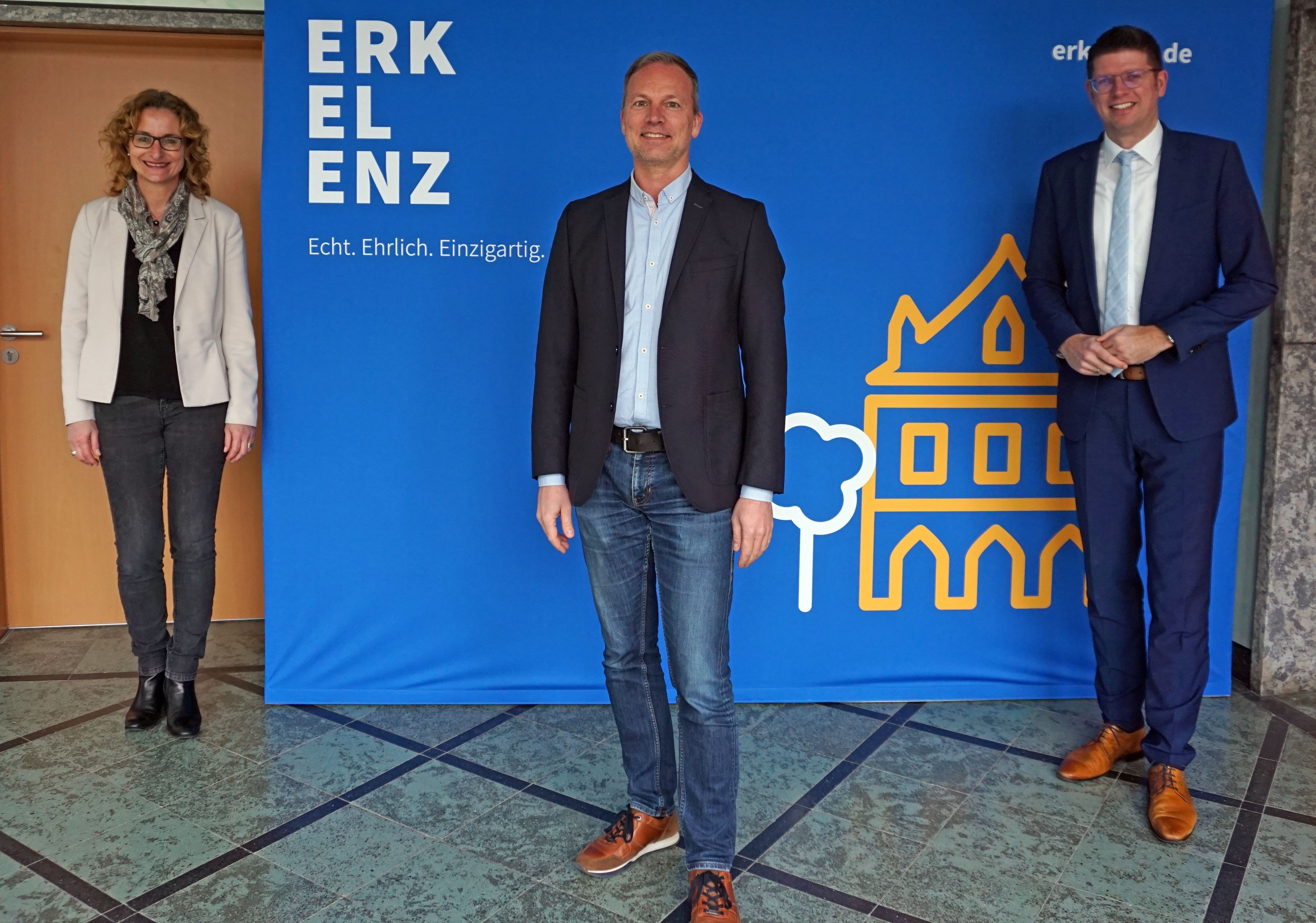 Bürgermeister Stephan Muckel, Amtsleiterin Sandra Schürger im Bild mit dem neuen Dorfmanager Alexander Arnold