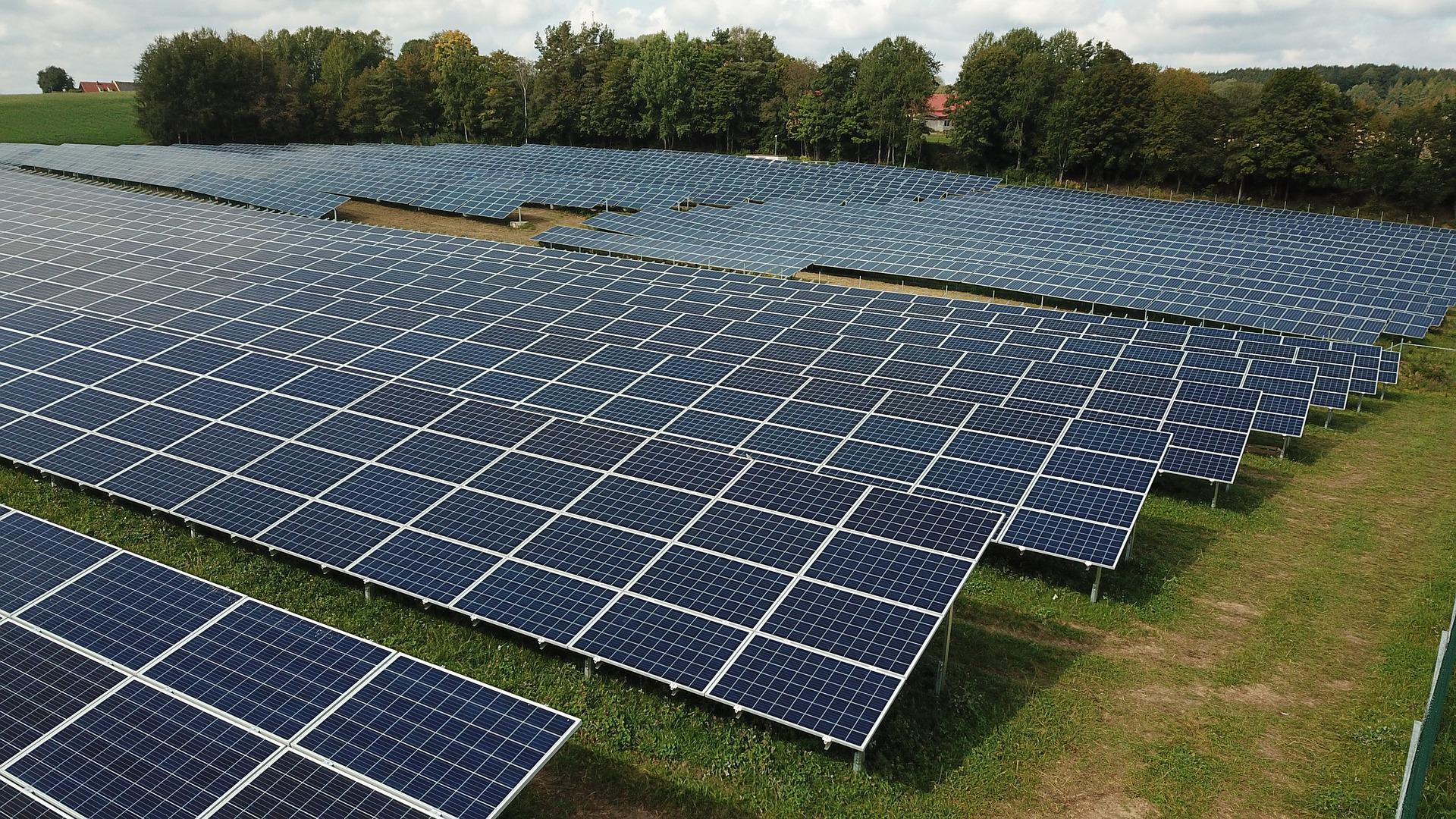 Freiflächen-Photovoltaik-Anlage im Sonnenschein