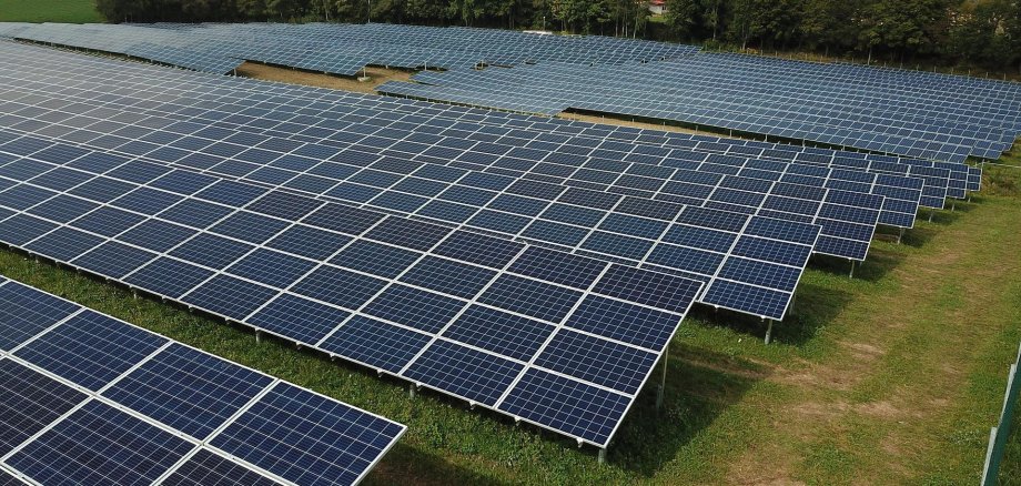 Freiflächen-Photovoltaik-Anlage im Sonnenschein