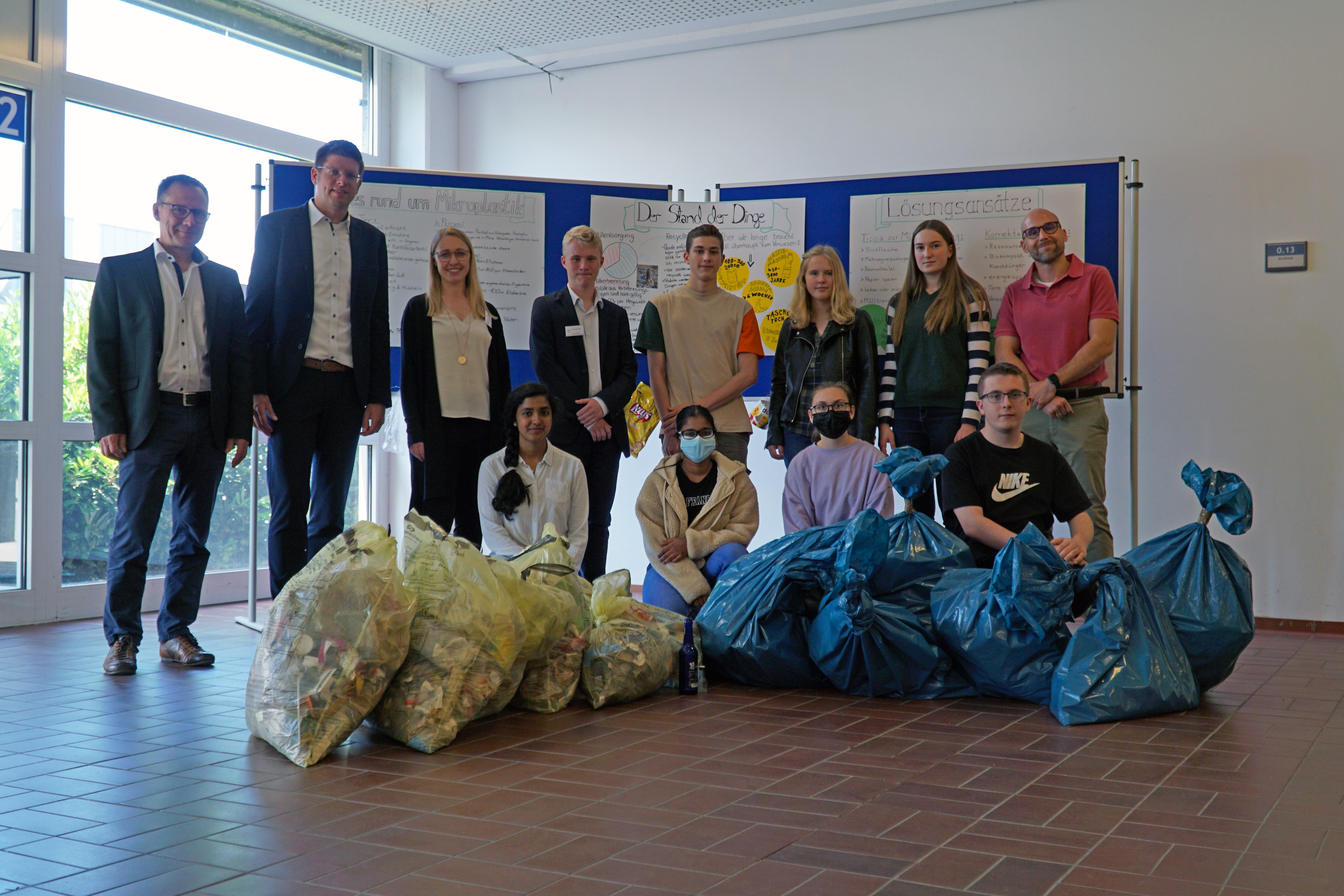 Gruppenfoto Projektteam Nachhaltigkeit des CBG mit Bürgermeister Stephan Muckel und Klimaschutzmanager Oliver Franz.