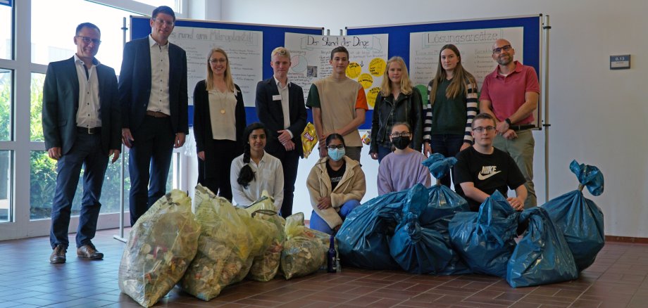 Gruppenfoto Projektteam Nachhaltigkeit des CBG mit Bürgermeister Stephan Muckel und Klimaschutzmanager Oliver Franz.