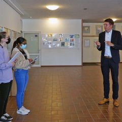 Bürgermeister Stephan Muckel beantwortet die Fragen von Schülerinnen