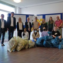 Gruppenfoto Projektteam Nachhaltigkeit des CBG mit Bürgermeister Stephan Muckl und Klimaschutzmanager Oliver Franz.