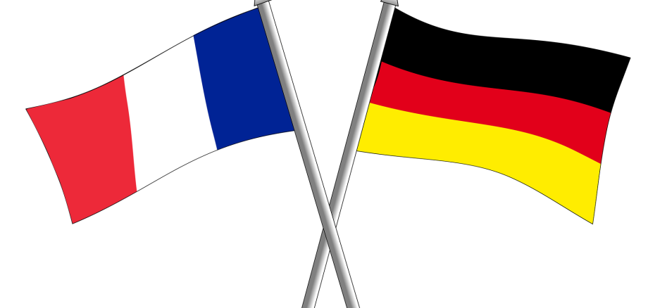 Die deutsche und französische Freundschaft wird symbolisiert durch gekreuzte Fahnen.