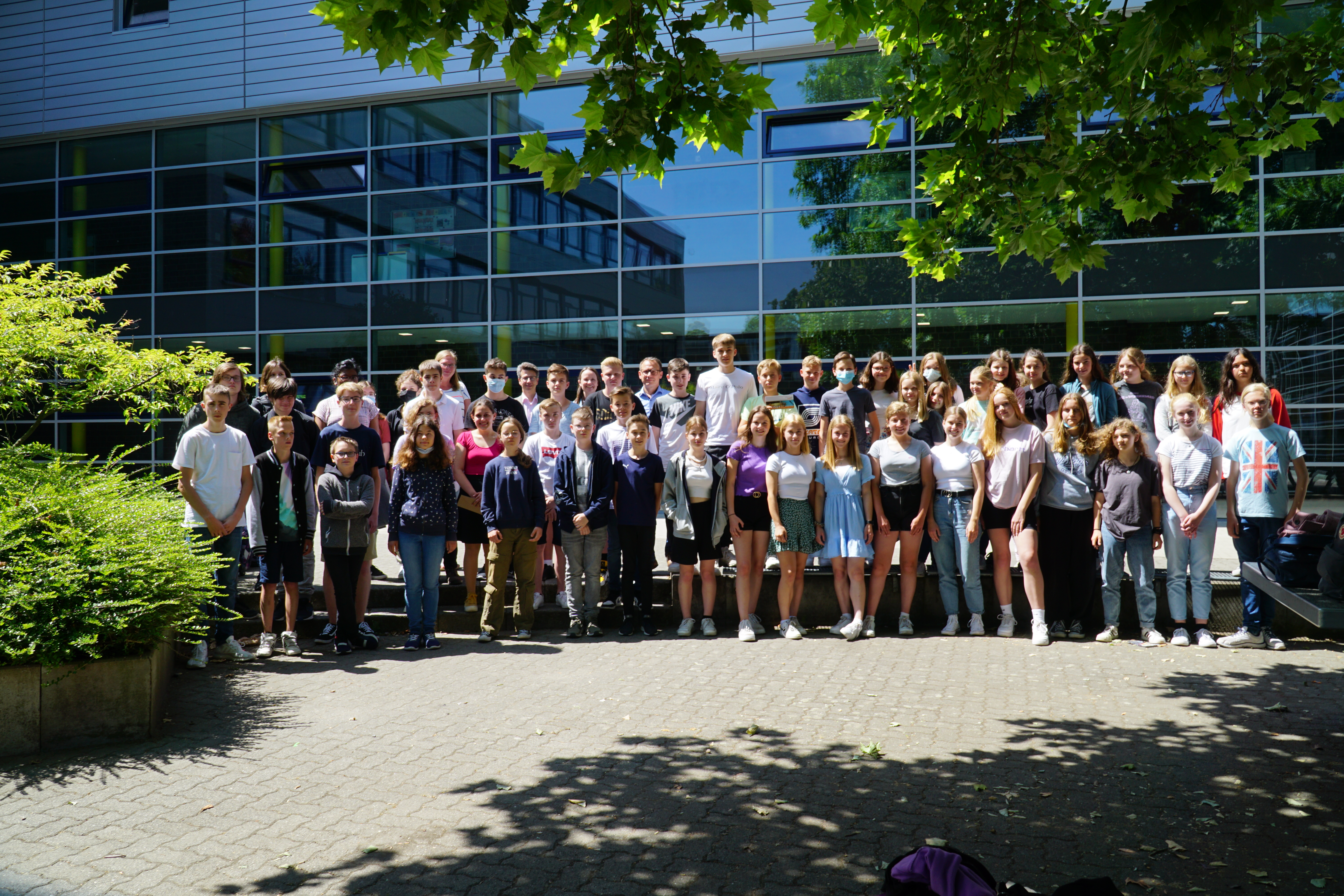 Gruppenbild: Schüler*innen des Cusanus-Gymnasiums Erkelenz anlässlich der Ehrung für ihre Leistungen beim Erkelenzer Stadtradeln.