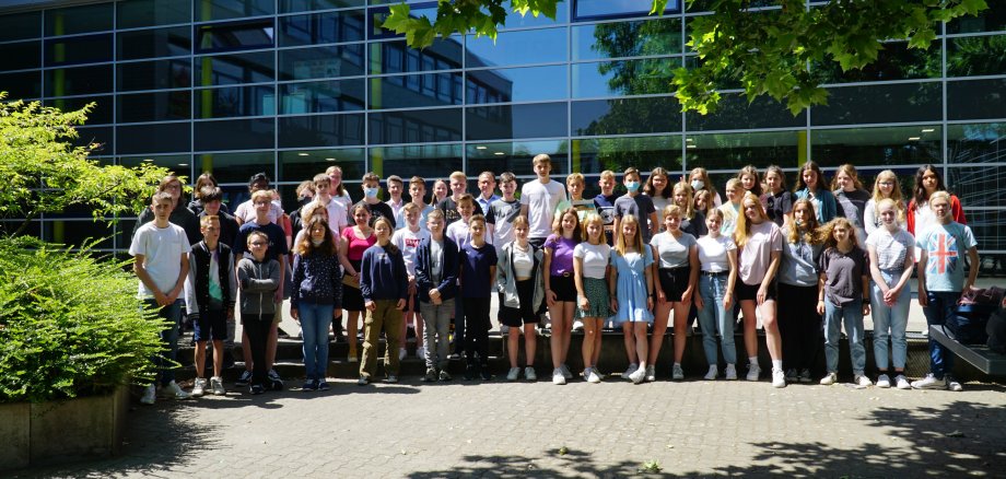 Gruppenbild: Schüler*innen des Cusanus-Gymnasiums Erkelenz anlässlich der Ehrung für ihre Leistungen beim Erkelenzer Stadtradeln.