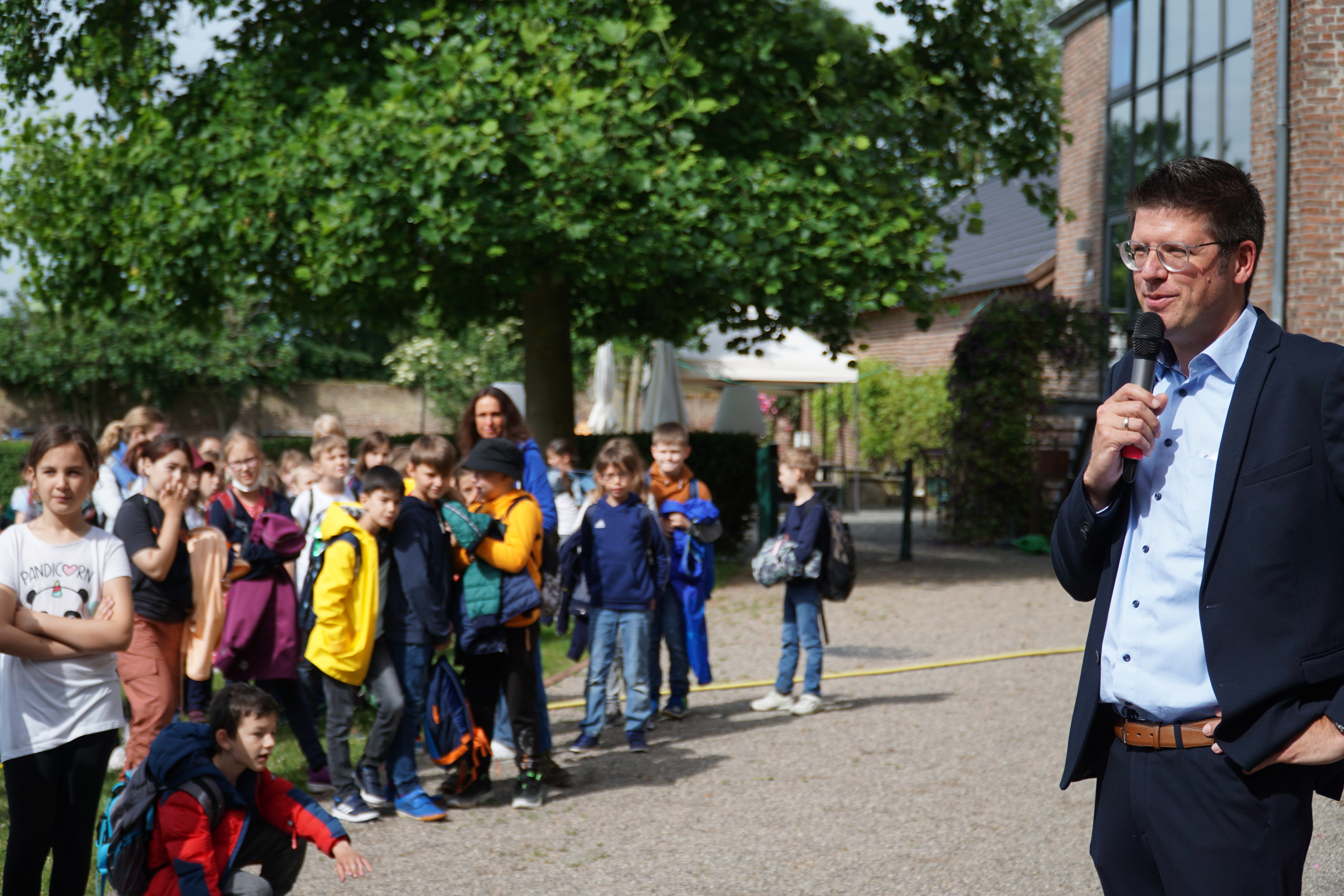 Bürgermeister Stephan Muckel begrüßt die Kinder