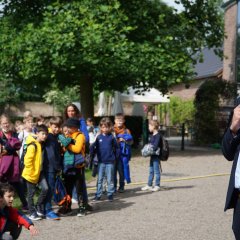 Bürgermeister Stephan Muckel begrüßt die Kinder