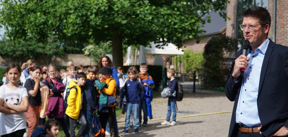 Bürgermeister Stephan Muckel begrüßt die Kinder