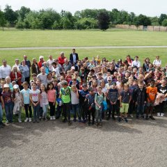 Gruppenfoto aller 125 Kinder der Franziskus-Grundschule