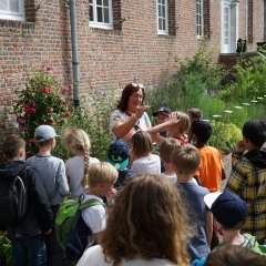 Den Kindern wird etwas zum Hohenbuscher Kräutergarten erklärt.