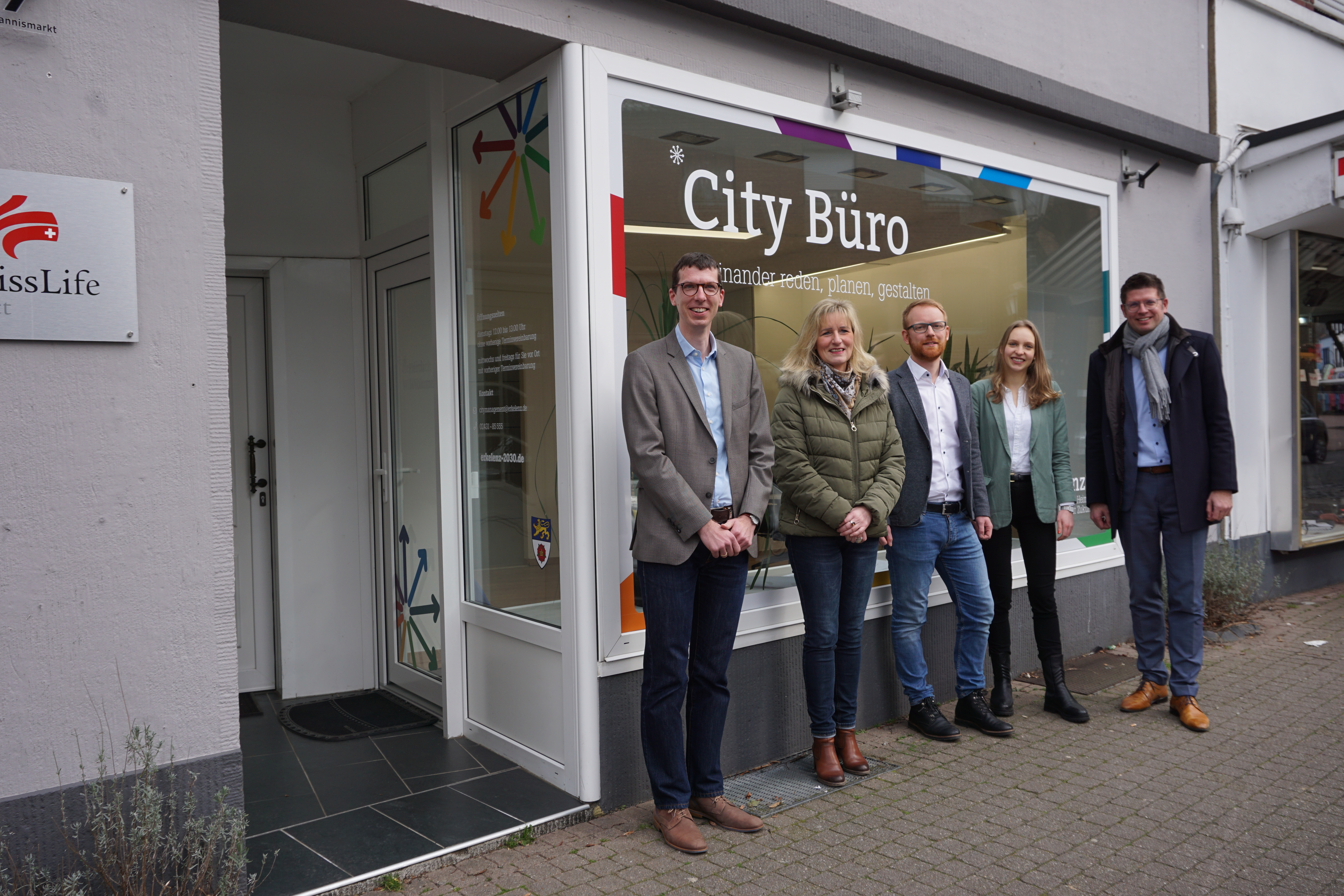 Vor dem Citybüro stehen die Citymanager, der Planungsamtsleiter und der Bürgermeister der Stadt Erkelenz.