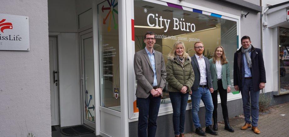 Vor dem Citybüro stehen die Citymanager, der Planungsamtsleiter und der Bürgermeister der Stadt Erkelenz.