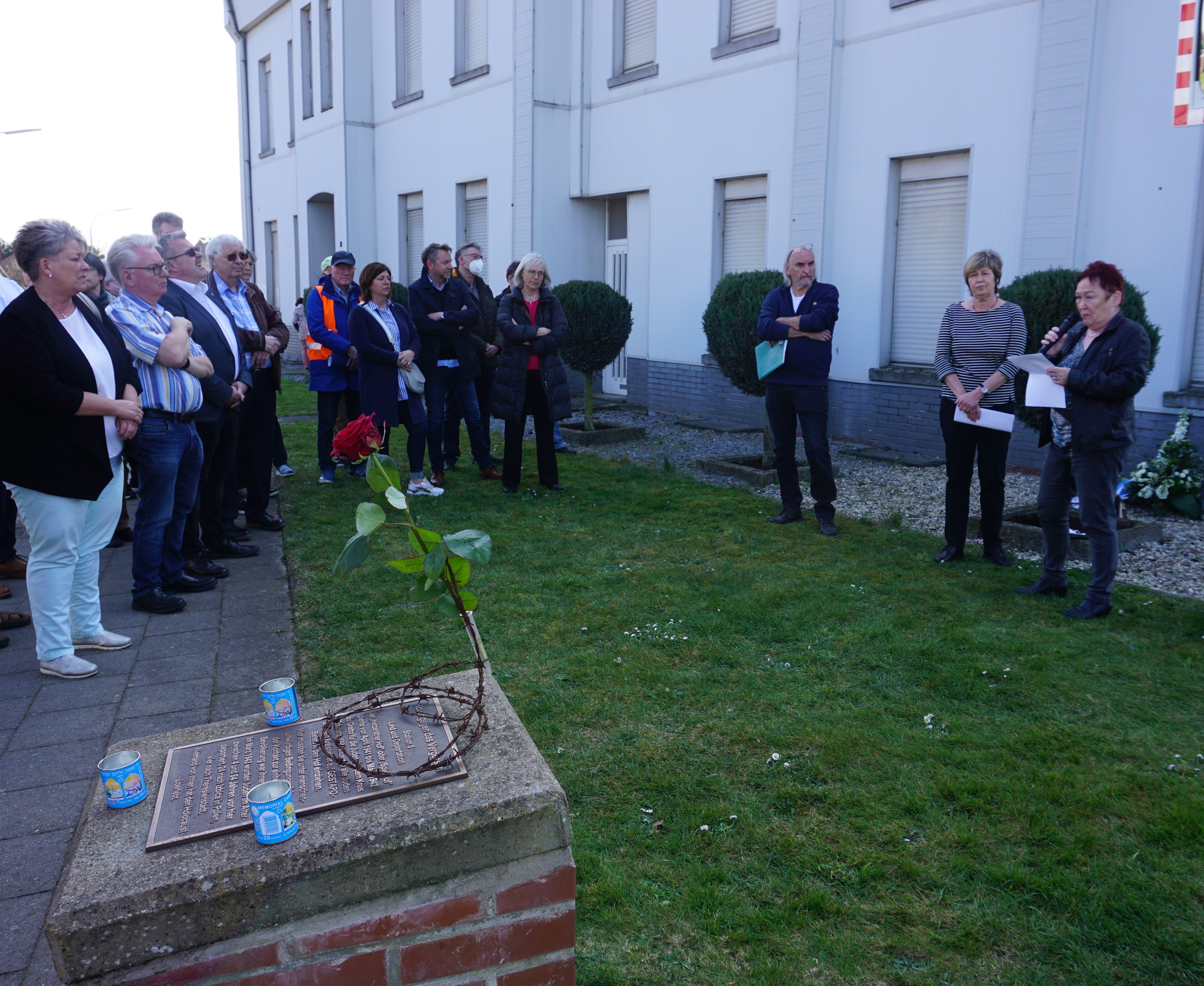 Gedenkfeier Spiesshof Menschengruppe