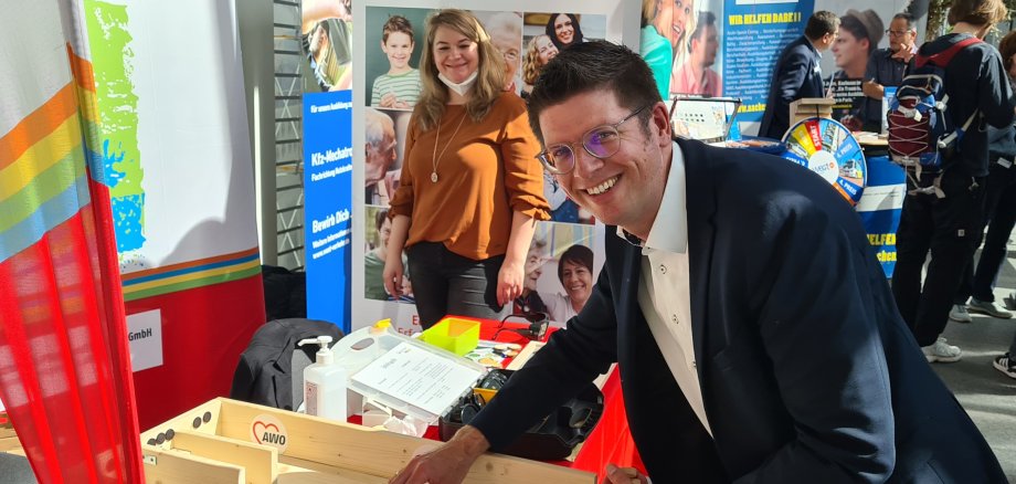 Bürgermeister Stephan Muckel bei der Azubi-Messe