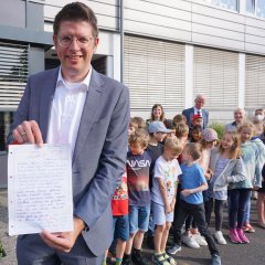 Stephan Muckel zeigt den Brief, den ihm die Kinder geschrieben haben.