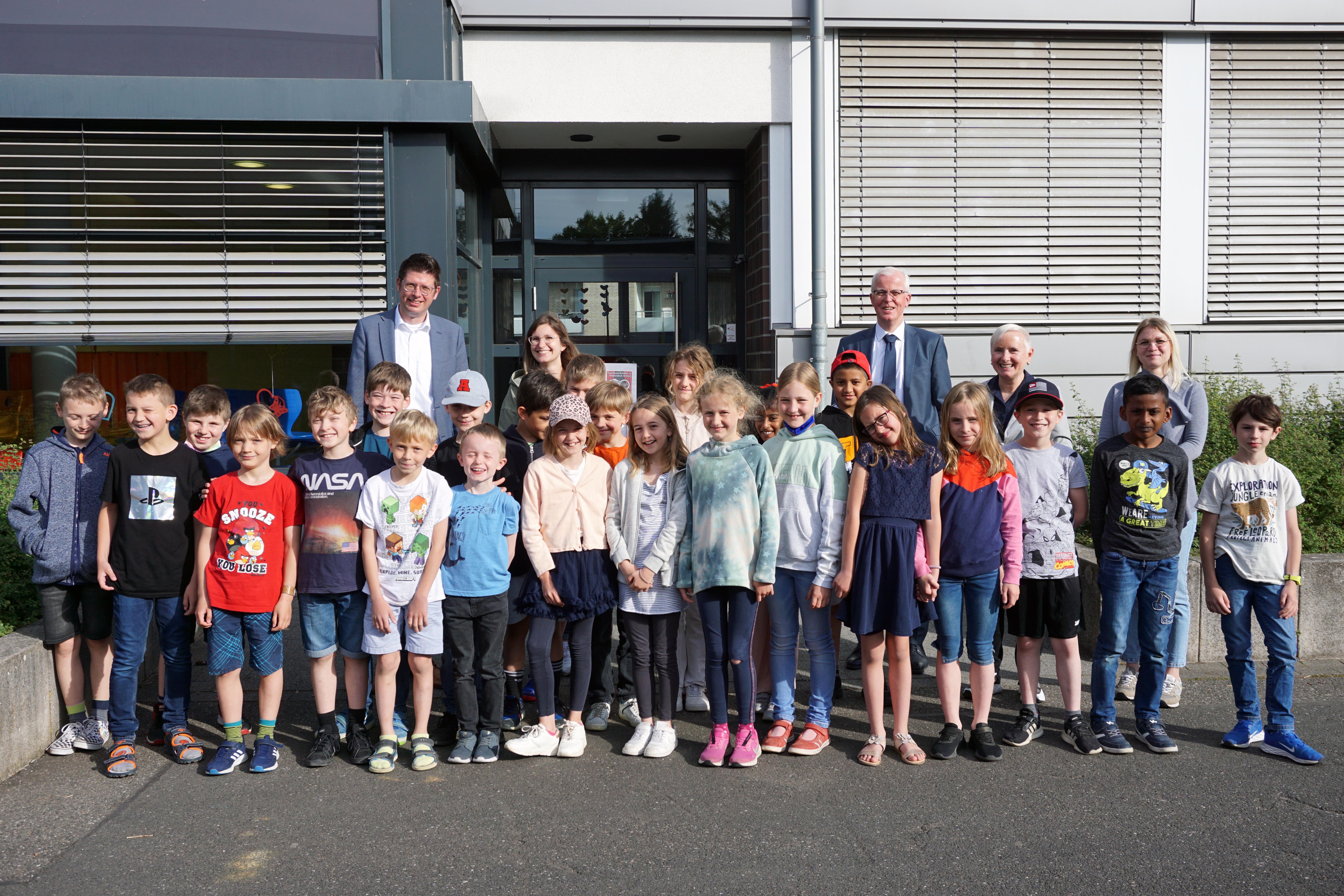 Gruppenbild der Schulklasse mit Stephan Muckel.