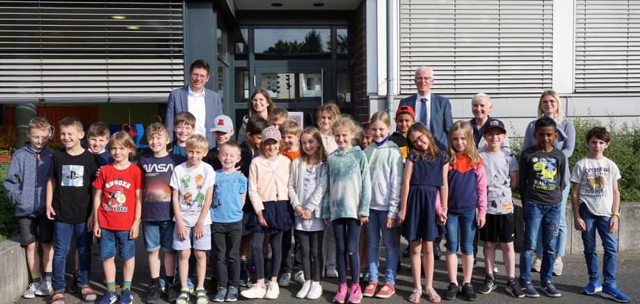 Gruppenbild der Schulklasse mit Stephan Muckel.