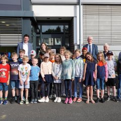 Gruppenbild der Schulklasse mit Stephan Muckel.