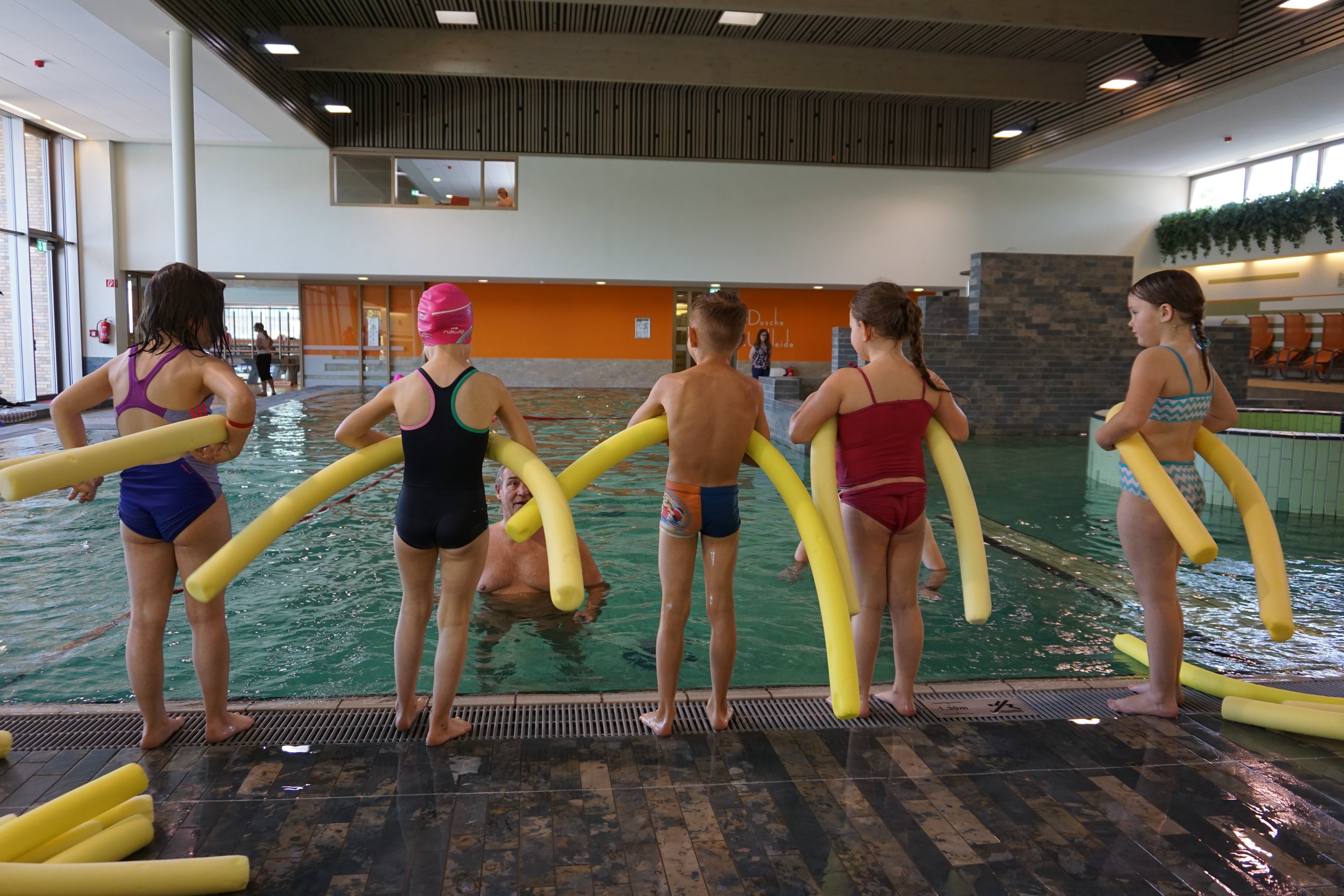 Kinder stehen am Beckenrand im ERKA-Bad