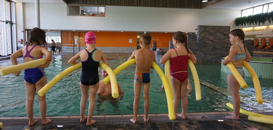 Kinder stehen am Beckenrand im ERKA-Bad