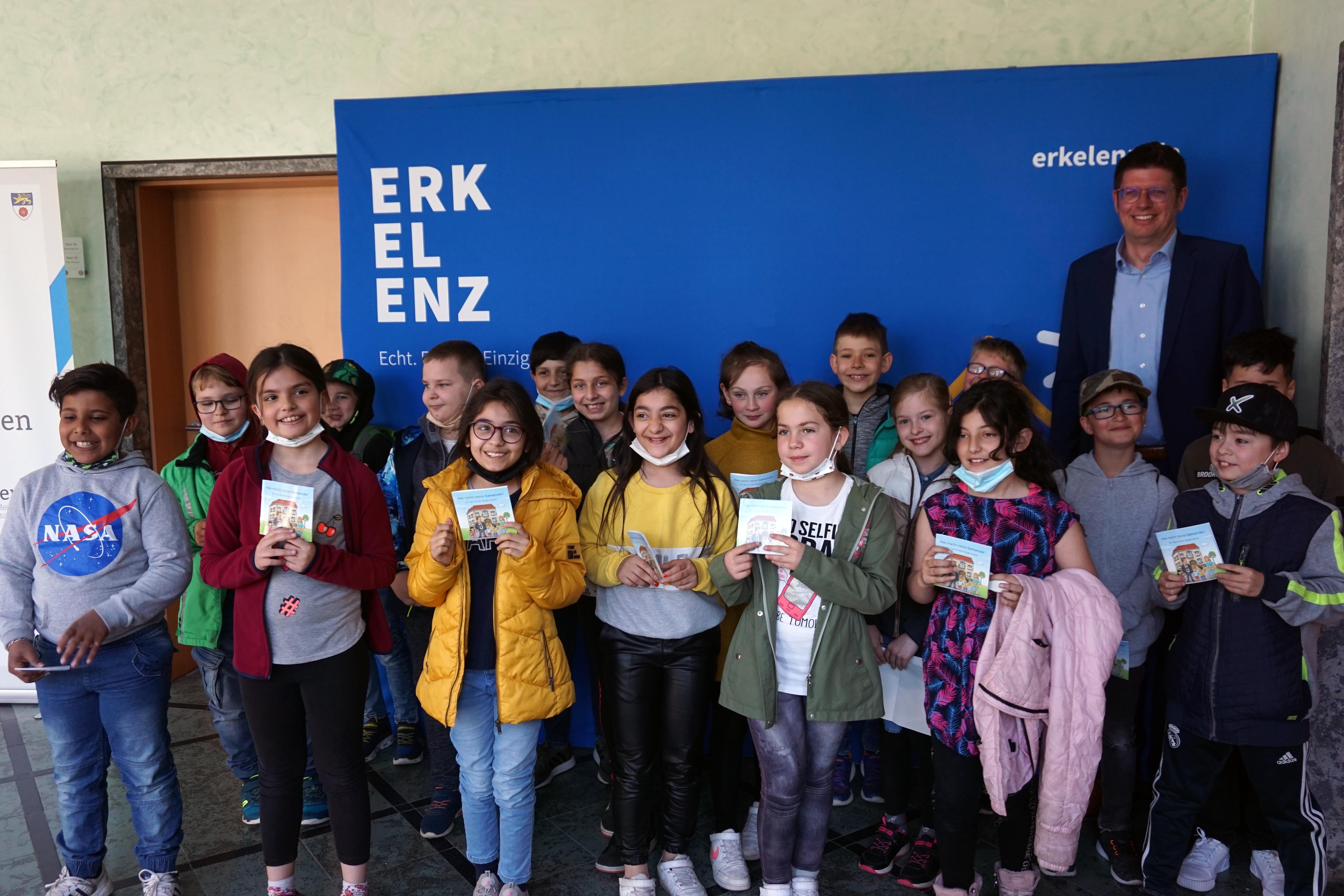 Gruppenfoto: Schulklasse mit Bürgermeister Stephan Muckel