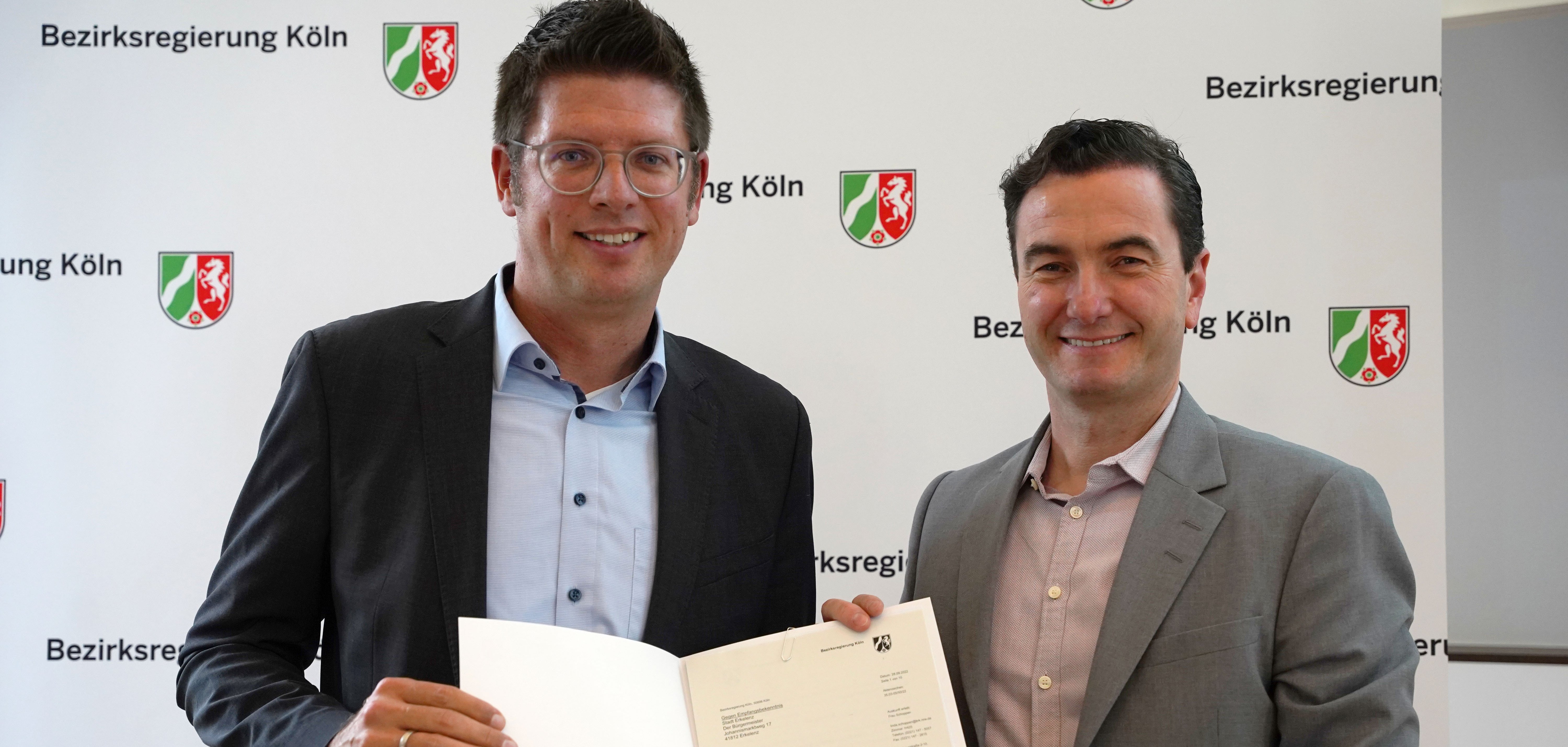 Bürgermeister Stephan Muckel während der Übergabe des Fördermittelbescheides.