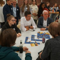 Bürgermeister Stephan Muckel und Erster Beigeordneter Dr. Hans-Heiner Gotzen mit Ehrenamtlichen im Gespräch.