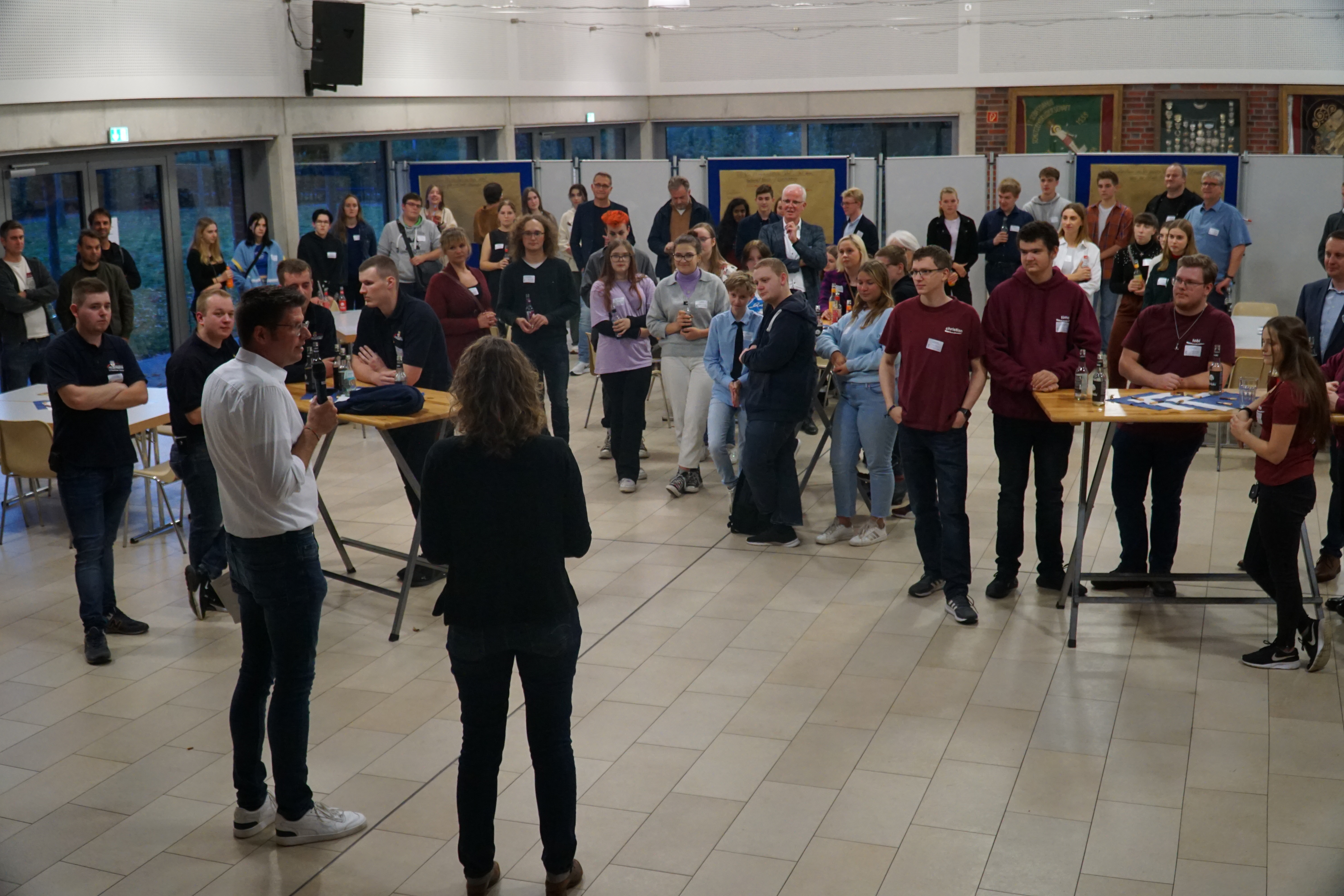 Bürgermeister Stephan Muckel und Stadtjugendpflegerin Katharina Lüke begrüßen die Anwesenden.